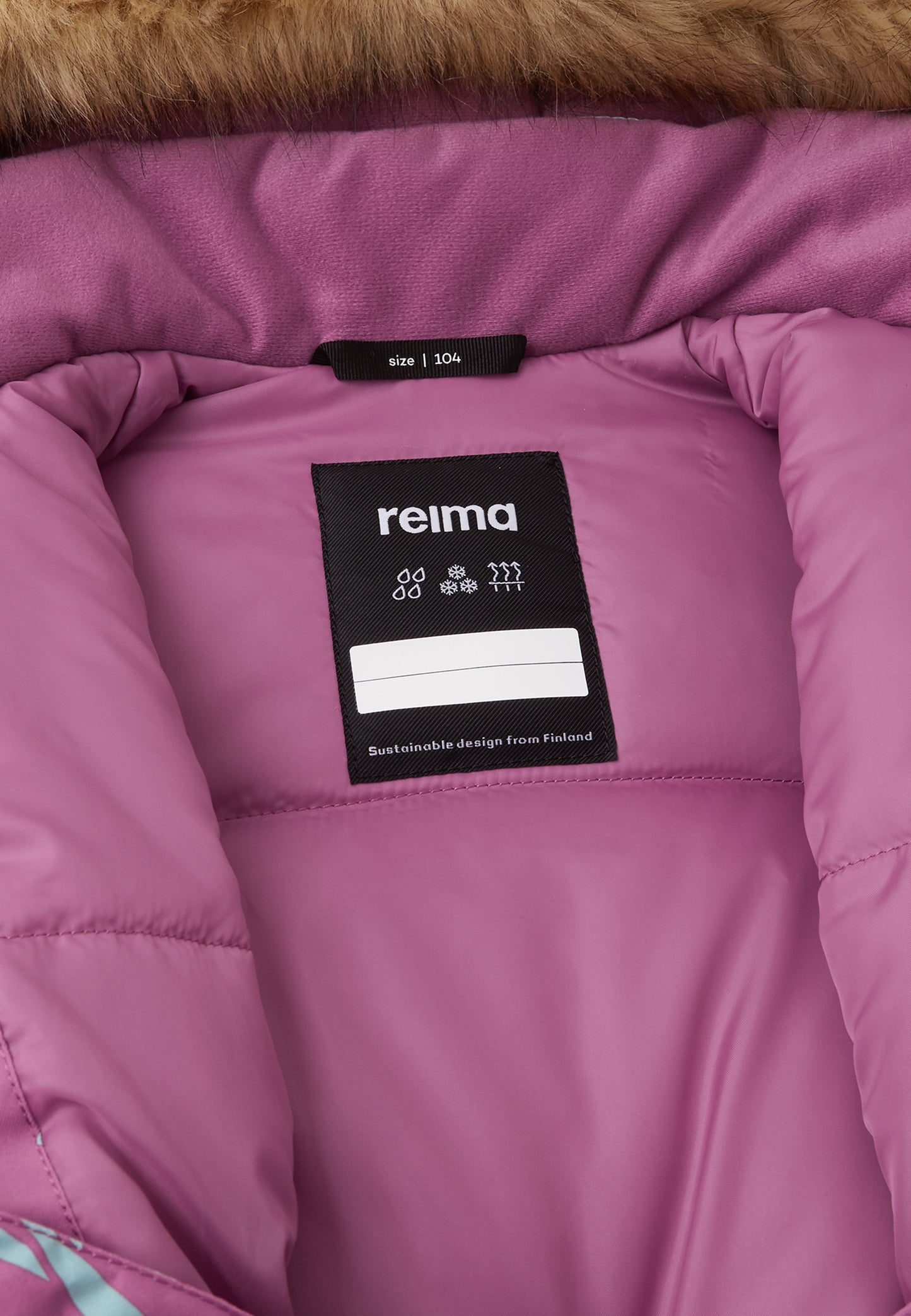 REIMA TEC+ Winteroverall/Skianzug <br>Kipina <br>Gr. 116, 128<br>extra robuster Po-Bereich <br>Taille regulierbar<br> Beinende mit Druckknopf erweiterbar<br> Kunstpelz abnehmbar <br>abnehmbare Fuss-Schlaufen<br> extra warm<br> WS 12'000 mm